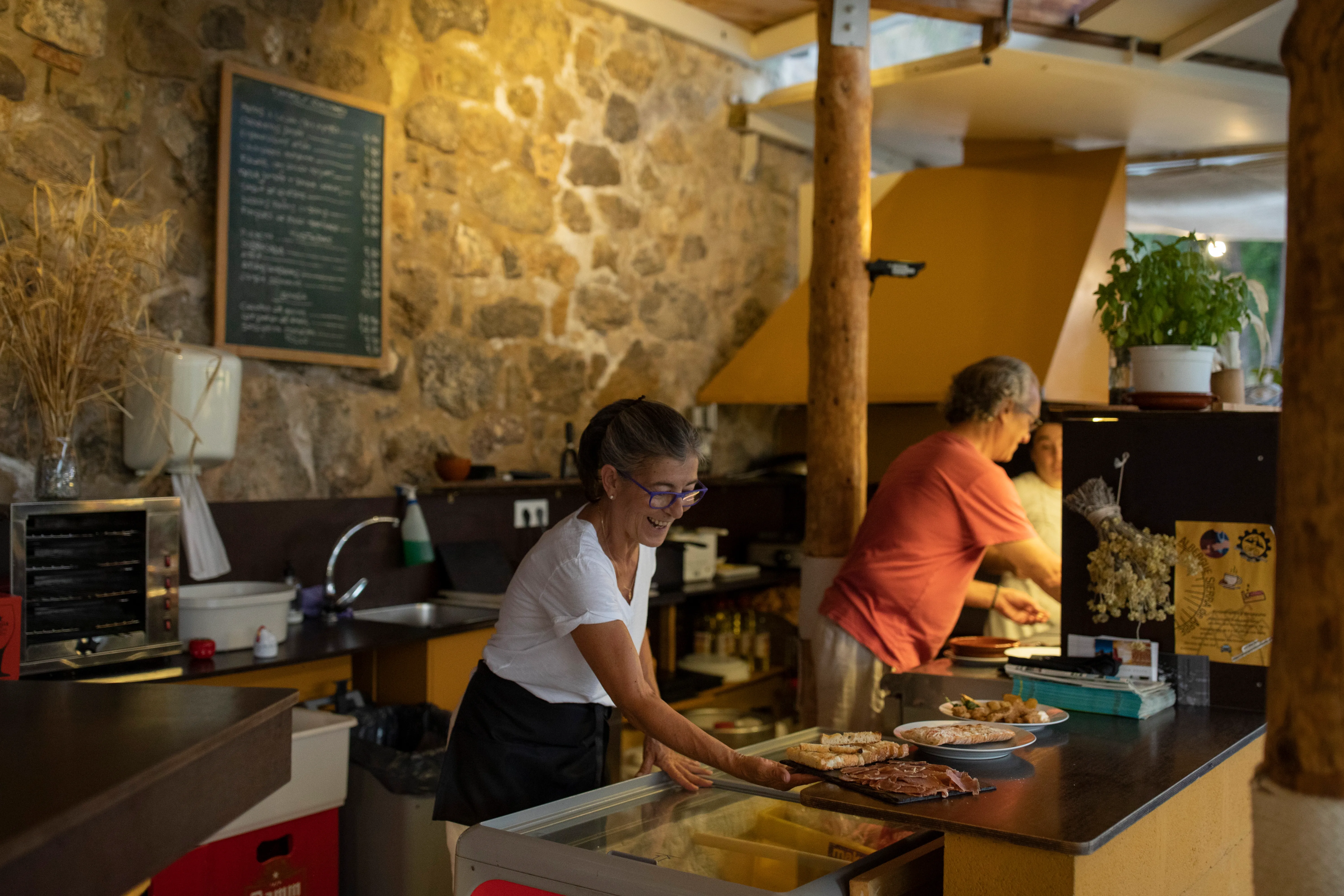 El equipo de La Fábrica atendiendo en la barra de piedra del restaurante