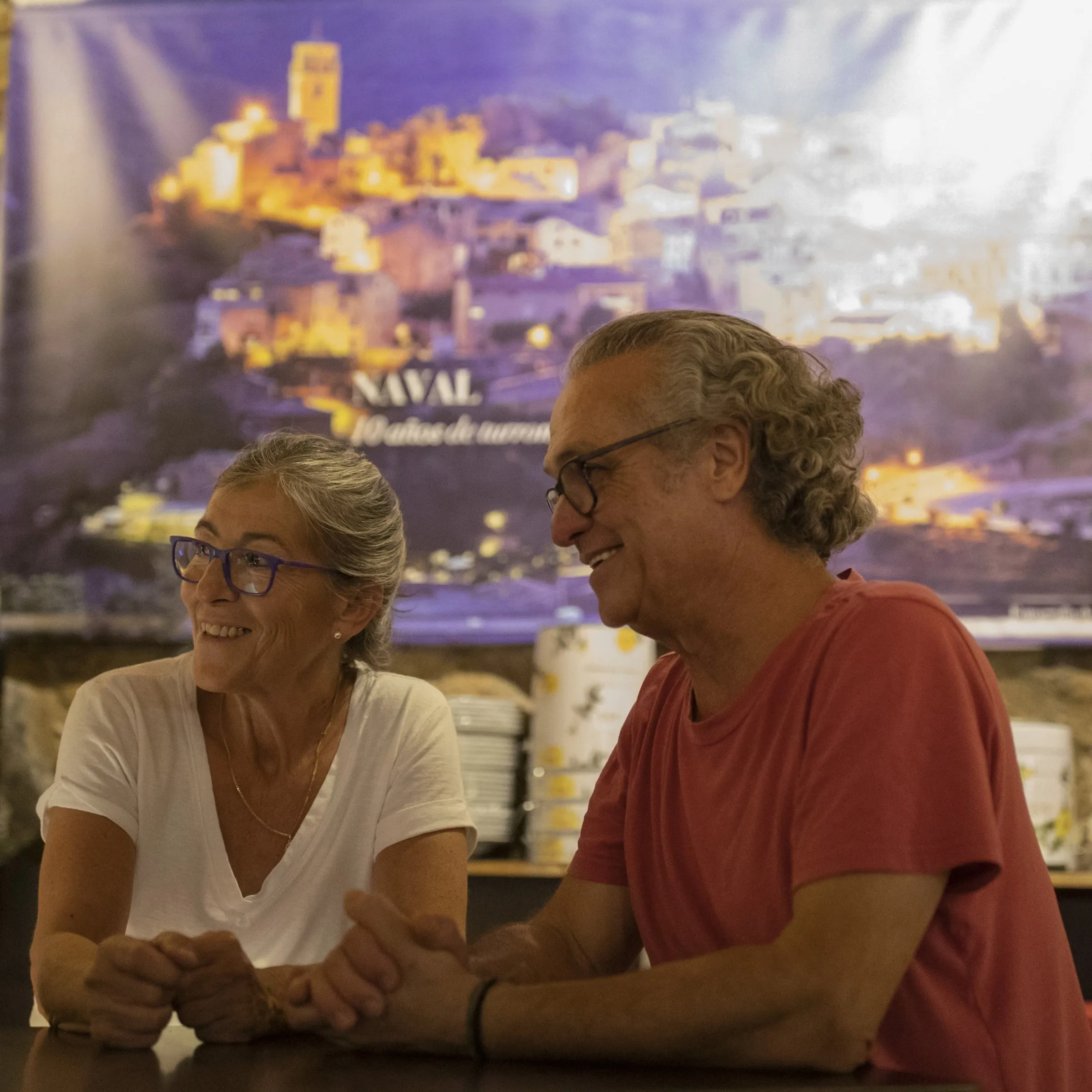 Inma y Claudio sonríen en la barra delante del cartel de Naval