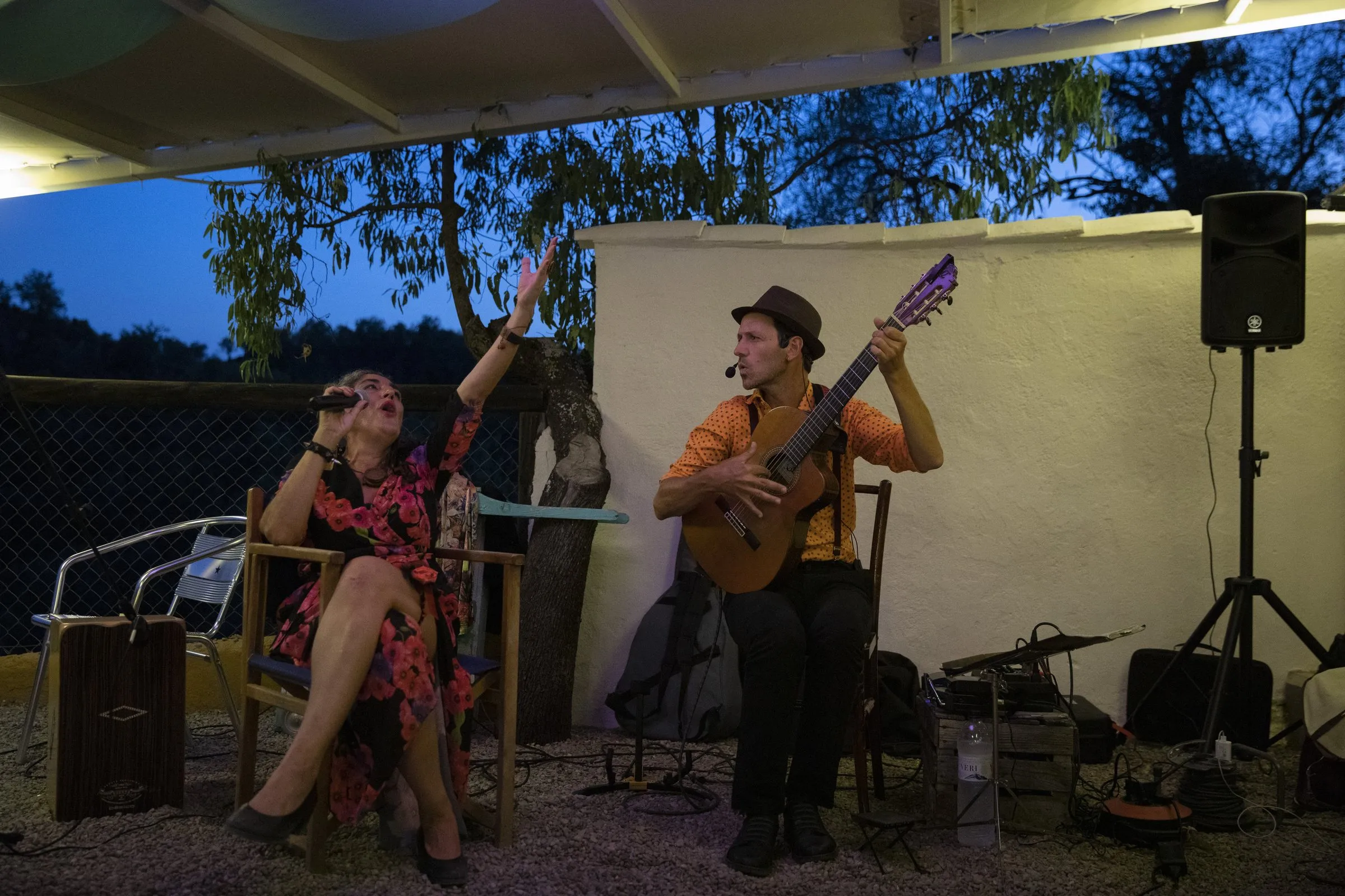 Una cantante y un guitarrista actúan en directo en la terraza
