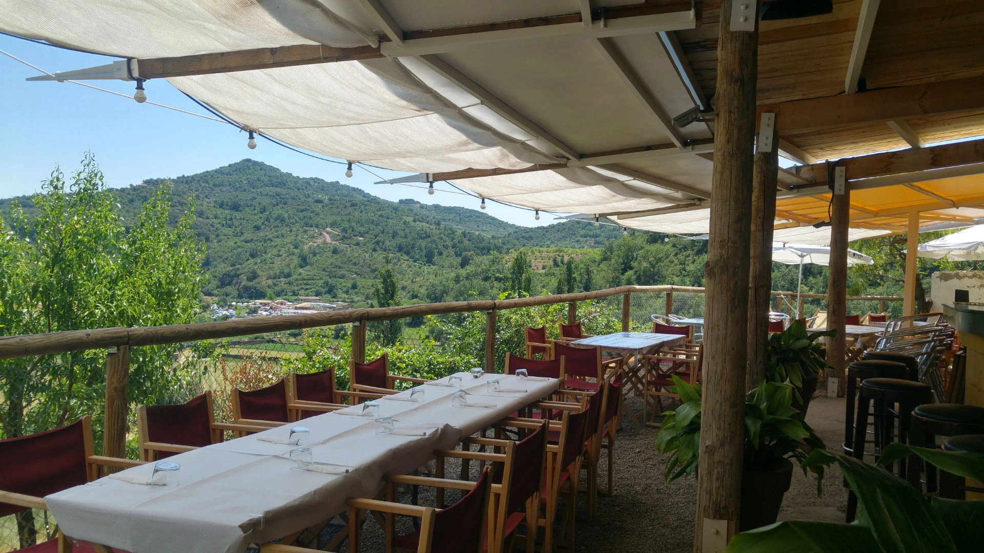 Restaurante La Fábrica — mesas, toldos y vistas al Salinar
