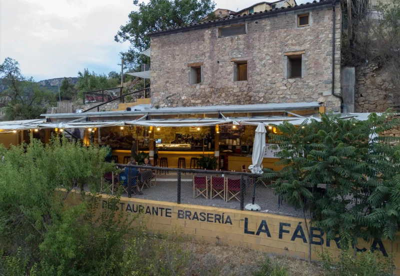 Terraza al aire libre del restaurante La Fábrica de Naval